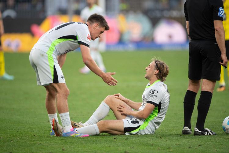 Joakim Mæhle (tv.) og de tre andre danske spillere i Wolfsburg skal have ny træner efter fyringen af Ralph Hasenhüttl. Foto: Malte Ossowski/sven Simon/Ritzau Scanpix