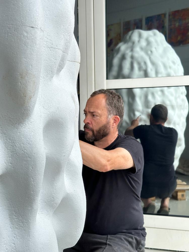 Morten Løbner Espersen i færd med en af sine enorme krukker. Hans værker kan blandt andet ses på Clay i Middelfart og hos Trapholt i Kolding.  Foto: Anders Hald