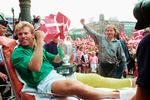 Henrik Andersen, 92'er-holdets mest uheldige helt, bliver hyldet på Rådhuspladsen dagen efter finalesejren over Tyskland.  Foto: Tine Harden
