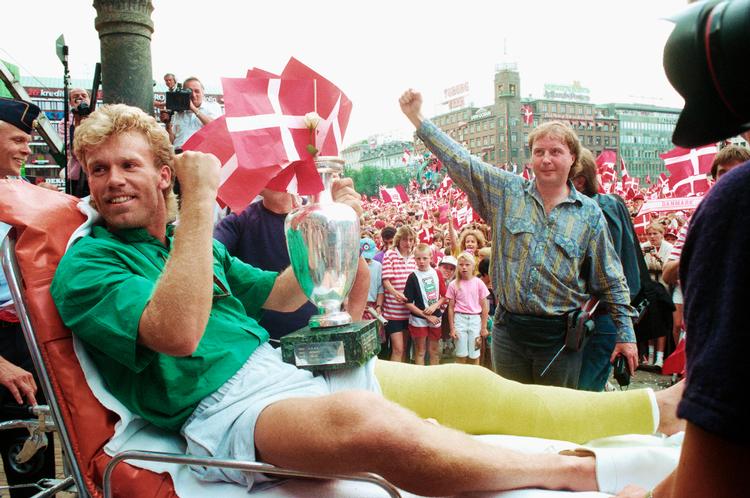 Henrik Andersen, 92'er-holdets mest uheldige helt, bliver hyldet på Rådhuspladsen dagen efter finalesejren over Tyskland.  Foto: Tine Harden