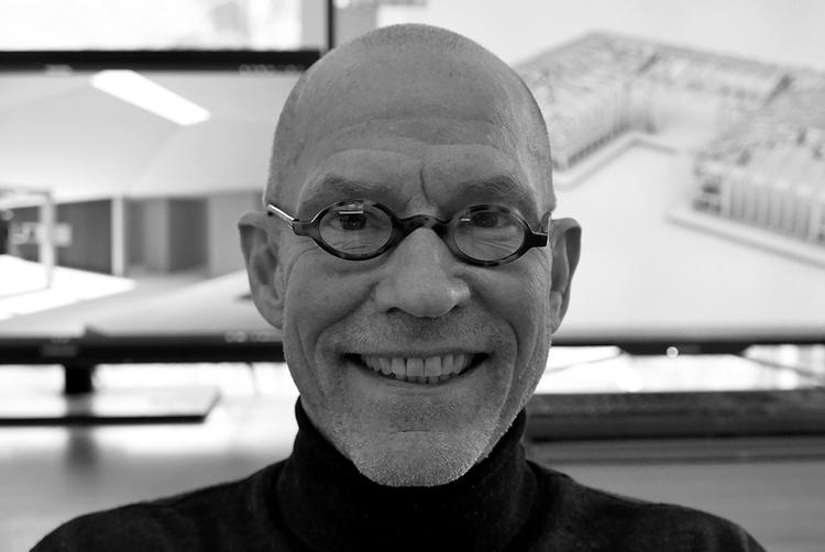 Flemming Bo Hansen er blandt andet kendt for brillestellet One, der er skåret i ét stykke.  Foto: Privatfoto