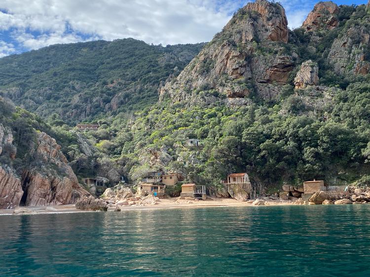 Stranden Ficajola er Unesco-beskyttet, og man kan kun komme dertil, hvis man går eller sejler.  