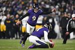Justin Tucker (tv.) leverede i sidste sæson sin statistisk set dårligste sæson i karrieren, så Baltimore Ravens har argumenterne i orden, når de påstår, at fyringen af stjernekickeren bunder i sportslige årsager. Foto: Terrance Williams/Ritzau Scanpix