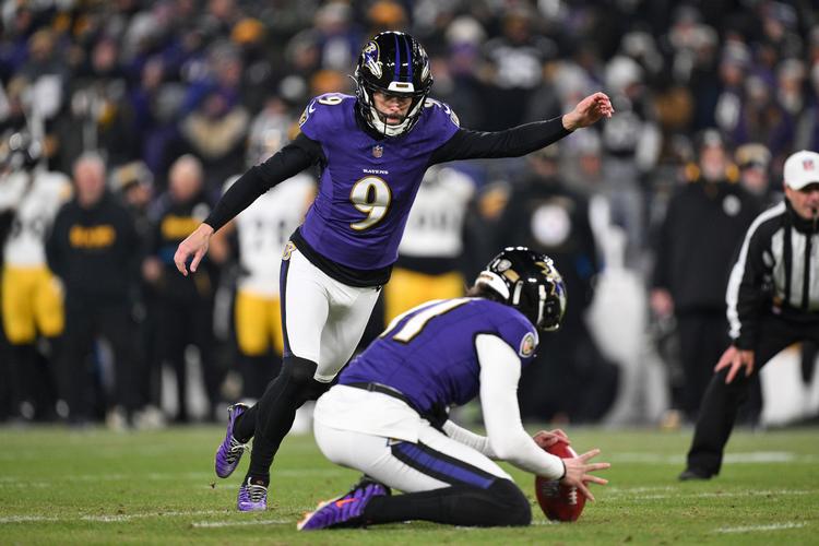 Justin Tucker (tv.) leverede i sidste sæson sin statistisk set dårligste sæson i karrieren, så Baltimore Ravens har argumenterne i orden, når de påstår, at fyringen af stjernekickeren bunder i sportslige årsager. Foto: Terrance Williams/Ritzau Scanpix