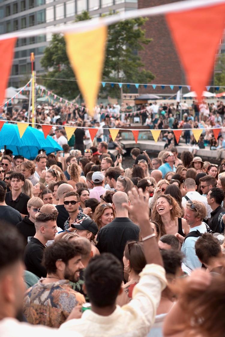 Det populære udendørs festkoncept med havudsigt, Bølgen, vender tilbage denne weekend. Pr-foto:  Bølgen