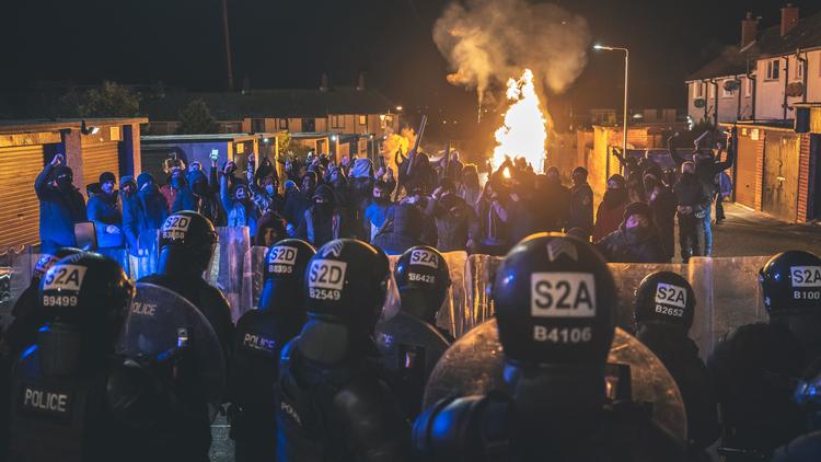 Der er bogstaveligt talt brand i gaden i anden sæson af den irske politiserie 'Blue Lights'.  Foto: BBC