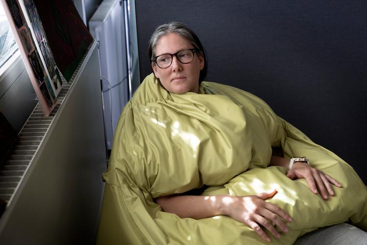 Belinda Kirstine Larsen forsøger at slappe af i en sansestimulerende kuglestol, der slutter tæt om hendes krop. Foto: Finn Frandsen