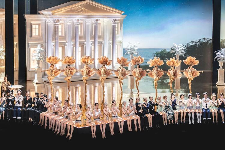 The show’s most powerful dance moment actually occurs when the entire company sits on the edge of the stage, with dancing arms and dangling legs. Photo: Camilla Winther. Foto: Camilla Winther