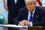USA’s præsident, Donald Trump, mens han underskriver ordrer og dekreter i Det Ovale Kontor i Det Hvide Hus, 5. maj.  Foto: Leah Millis/Ritzau Scanpix