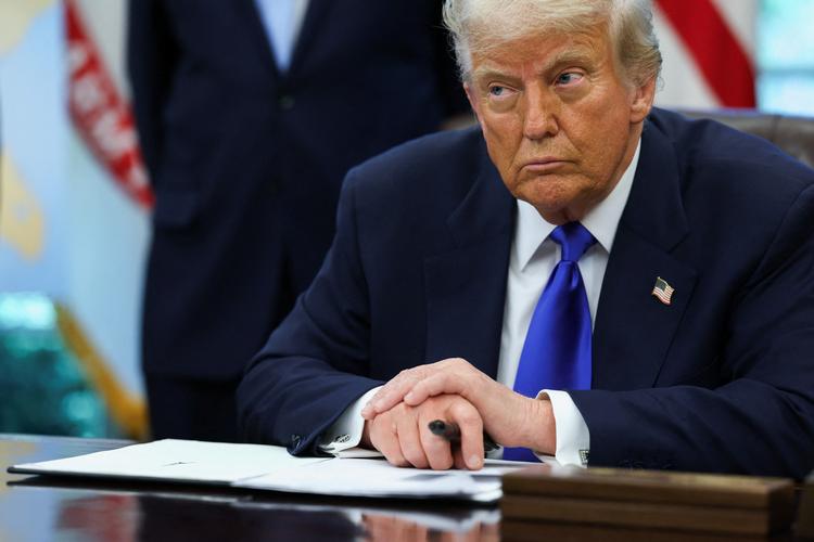 USA’s præsident, Donald Trump, mens han underskriver ordrer og dekreter i Det Ovale Kontor i Det Hvide Hus, 5. maj.  Foto: Leah Millis/Ritzau Scanpix