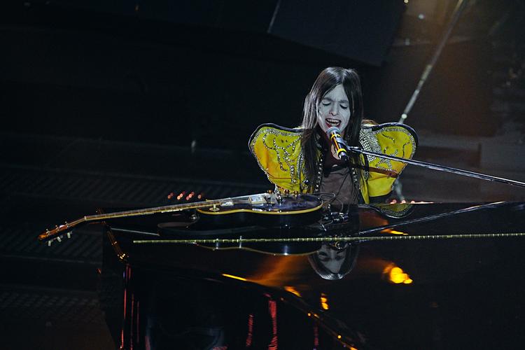 Solisten Lucio Corsi repræsenterer Italien ved Eurovision Song Contest i år. Ligesom mange andre artister synger han på sit modersmål. Og det er en god ting, mener Henrik Smith-Sivertsen. Foto: Marco Alpozzi/Ritzau Scanpix