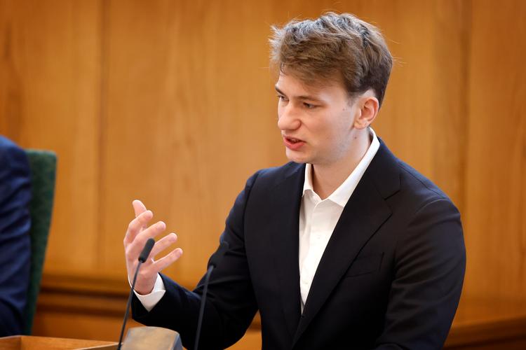 Mads Olsen was standing in for SF's foreign affairs spokesperson in the parliamentary chamber and was tasked with explaining why SF has changed its position and now opposes the proposal that the party itself helped put forward back in 2021.  Foto: Jens Dresling