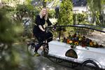 Grundlægger af Bededamerne Sille Kongstad med den cykel, hun har fået bygget hos Sorte Jernhest. Her fotograferet på Frederiksberg Kirkegård.   Foto: Thomas Borberg