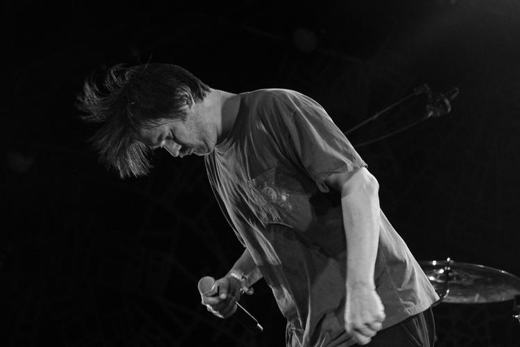 Chat Piles karismatiske frontmand Raygun Busch. Her fotograferet under bandets koncert på Roskilde Festival tilbage i 2023. Foto: Arkivfoto: Hannah Aurora Almstrup