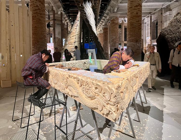 Hvem styrer udviklingen, når den lærenemme, 'hurtige og præcise' robot kommer og 'hjælper' håndværkerne?  Foto: Karsten Ifversen