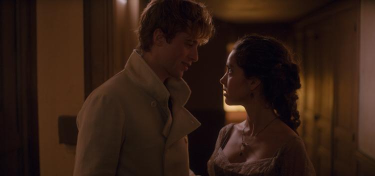 Antonin og Henriette drager nytte af hinanden på forskellig vis, og begge er de brikker i et større magtspil. Foto: Apple TV +