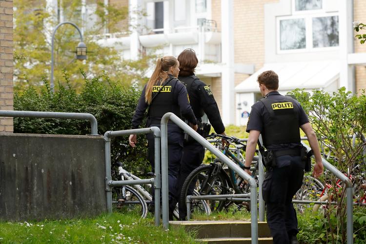 Der var hele onsdag stort politiopbud ved Storegårdsvej i Brønshøj, hvor en mand havde forskanset sig i en lejlighed. Foto: Jens Dresling