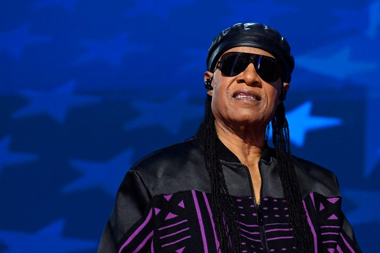 Også sidste år viste Stevie Wonder sin politiske holdning ved at optræde ved demokraternes konvent og skrive musik til tiden. ’Can We Fix Our Nation’s Broken Heart’ hedder den single, han udgav i den forbindelse. Foto: Saul Loeb/Ritzau Scanpix