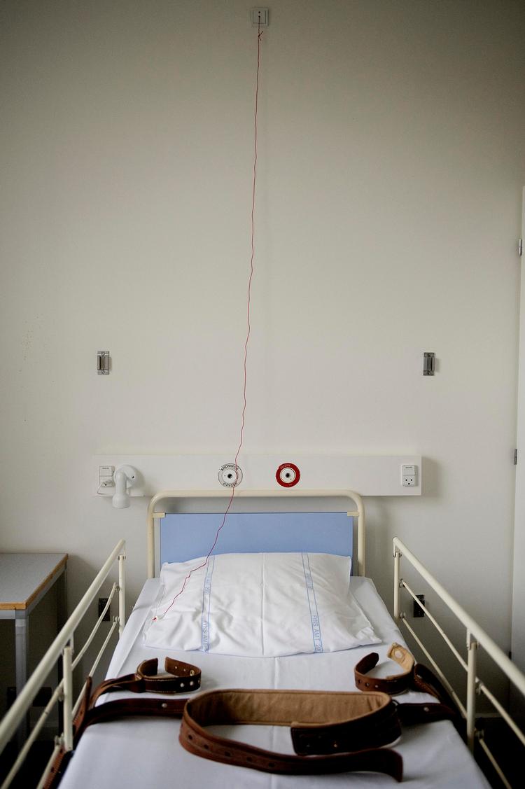 Sundhedsstyrelsen vurderer, at patienter som udgangspunkt ikke skal være bæltefikseret i længere end fire timer. Til gengæld kan andre metoder komme i spil. Foto: Peter Hove Olesen