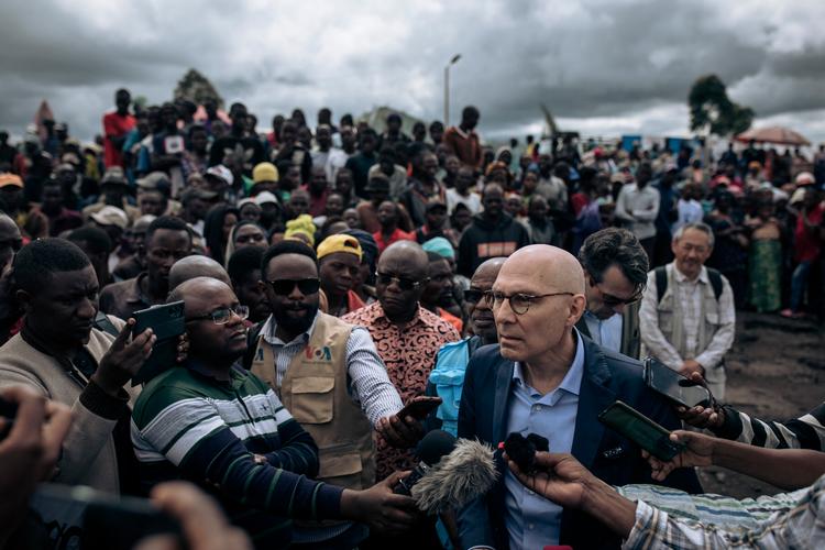 Volker Türk, FN’s højkommissær for menneskerettigheder, har blandt andet besøgt en lejr for fordrevne i Goma i DR Congo. Civile i landet bliver udsat for overgreb med straffrihed. Foto: Alexis Huguet/Ritzau Scanpix