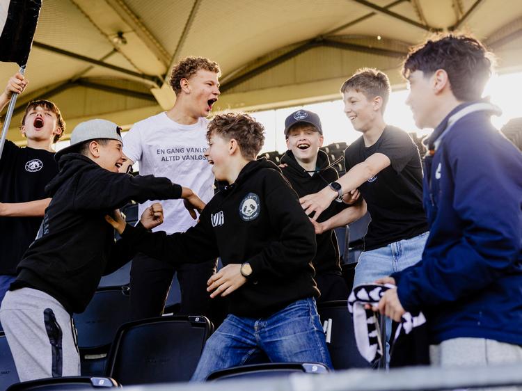 Drengene fra V.I.F Young Ultras bruger mere tid på fangruppen end deres familie, siger flere af dem. Foto: Anders Holst Pedersen