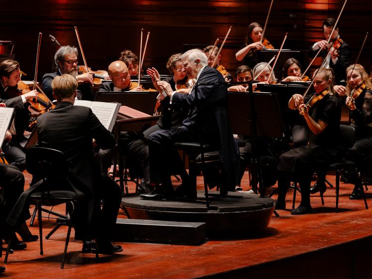 Herbert Blomstedt skulle hjælpes ind, ud og op på podiet. Men musikken havde han fuldstændig styr på. Foto: Anders Holst Pedersen