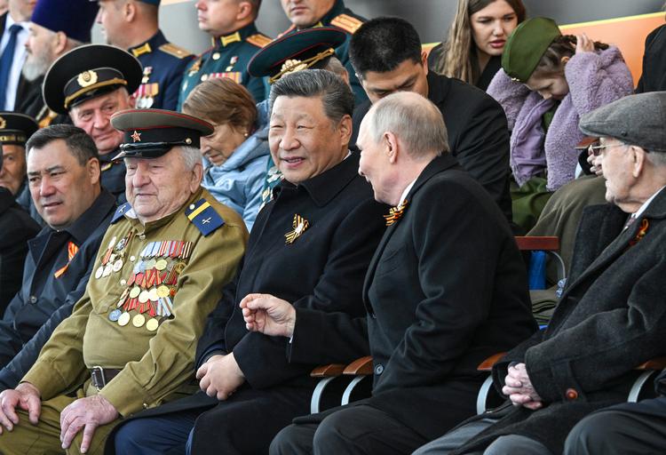 Vladimir Putin og Xi Jinping nød fredag militærparadaden i Moskva, som fejrede 80-året for afslutningen på 2. verdenskrig. Til efteråret rejser Putin til Beijing, hvor Kina vil fejre sejren over Japan. Foto: Sergei Bobylyov/Ritzau Scanpix
