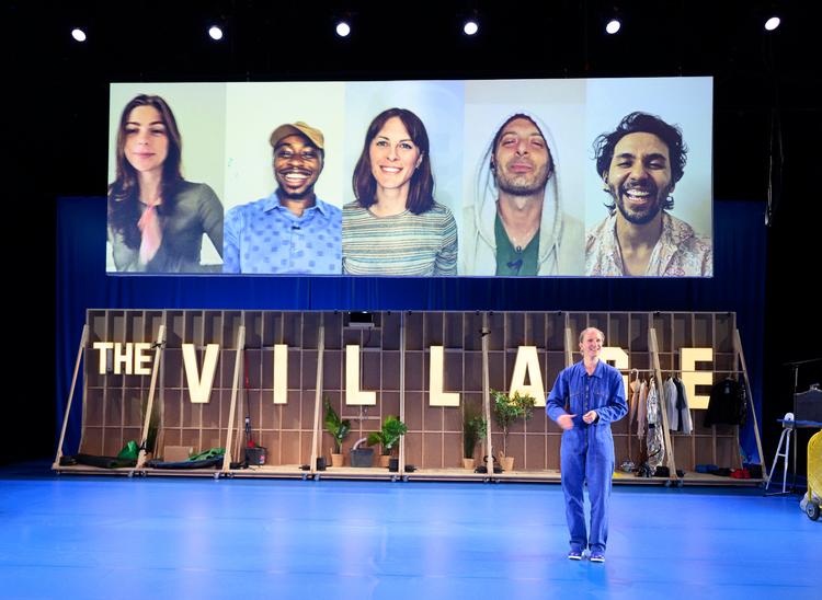 Fem skuespillere fra USA, Nigeria, Danmark, Tyrkiet og Indien ønsker at flytte ind i den globale landsby. Problemet er, at den er ubeboelig. Foto: Søren Meisner
