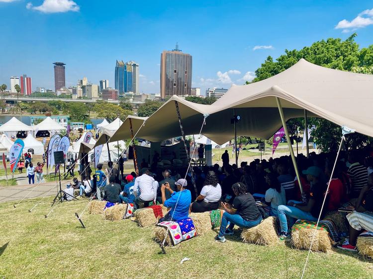 Uhuru Park i den kenyanske hovedstad, Nairobi, var fra 5. til 8. marts 2025 forvandlet til et samlingspunkt for den demokratiske dialog. Omkring 13.500 deltog i begivenheden.  Foto: Janne Andersen/Udenrigsministeriet