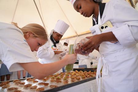 Danske og kenyanske kokkeelever samarbejder om at tilberede bæredygtige måltider til festivalens gæster – et kulinarisk møde, der skaber dialog på tværs af kulturer og sprog.  Udenrigsministeriet Janne Andersen