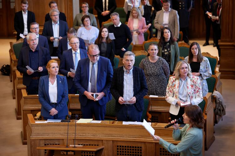 Sangeren Kaya Brüel sang for, da Folketinget mindedes 80-året for befrielsen. Foto: Jens Dresling
