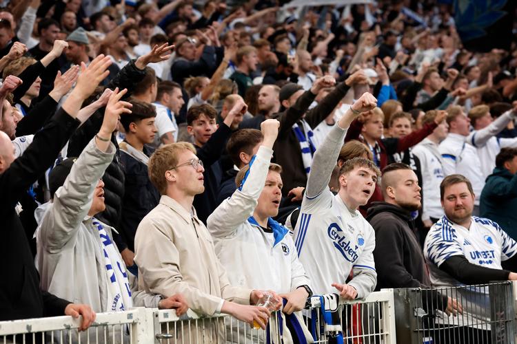 Mere end 26.000 tilskuere var på plads torsdag aften, da FC København slog Viborg FF og spillede sig i pokalfinalen mod Silkeborg IF. Den skal afvikles på MCH Arena i Herning, der kun kan huse 12.000 tilskuere, selv om Divisionsforeningens krav til et finalestadion er en kapacitet på 15.000. Foto: Jens Dresling