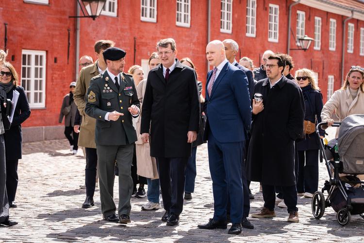 Efter knap to et halvt år i regering sammen er det bemærkelsesværdigt, hvor meget S og V er begyndt at læne sig ind mod hinanden. Her er det forsvarsminister Troels Lund Poulsen (V), kulturminister Jakob Engel-Schmidt (M) og børne- og undervisningsminister Mattias Tesfaye (S) til regeringens markering af 80-året for befrielsen ved et arrangement 4. maj. (Foto: Emil Nicolai Helms/Scanpix 2025)   Foto: Emil Nicolai Helms/Ritzau Scanpix