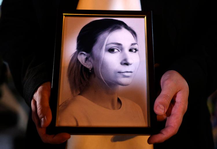 Den kendte ukrainske journalist Viktorija Rosjtjyna var ikke til at genkende, da hendes lig i februar kom til Ukraine. Hun blev 27 år.  Foto: Anatolii Stepanov/Ritzau Scanpix