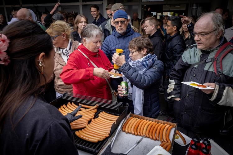 En stor del af lokalsamfundet i Kastrup var mødt op for at støtte op om slagteributikken.  Foto: Mads Nissen