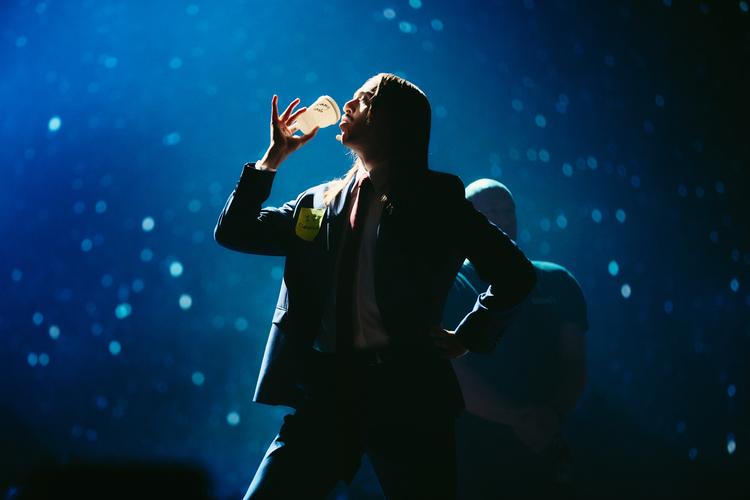 Kaffen, sangen er opkaldt efter, danser Tommy Cash rundt med i et papkrus under sin optræden.  Endnu  et drilleri rettet mod den italienske selvforståelse? Foto: Alma Bengtsson/EBU