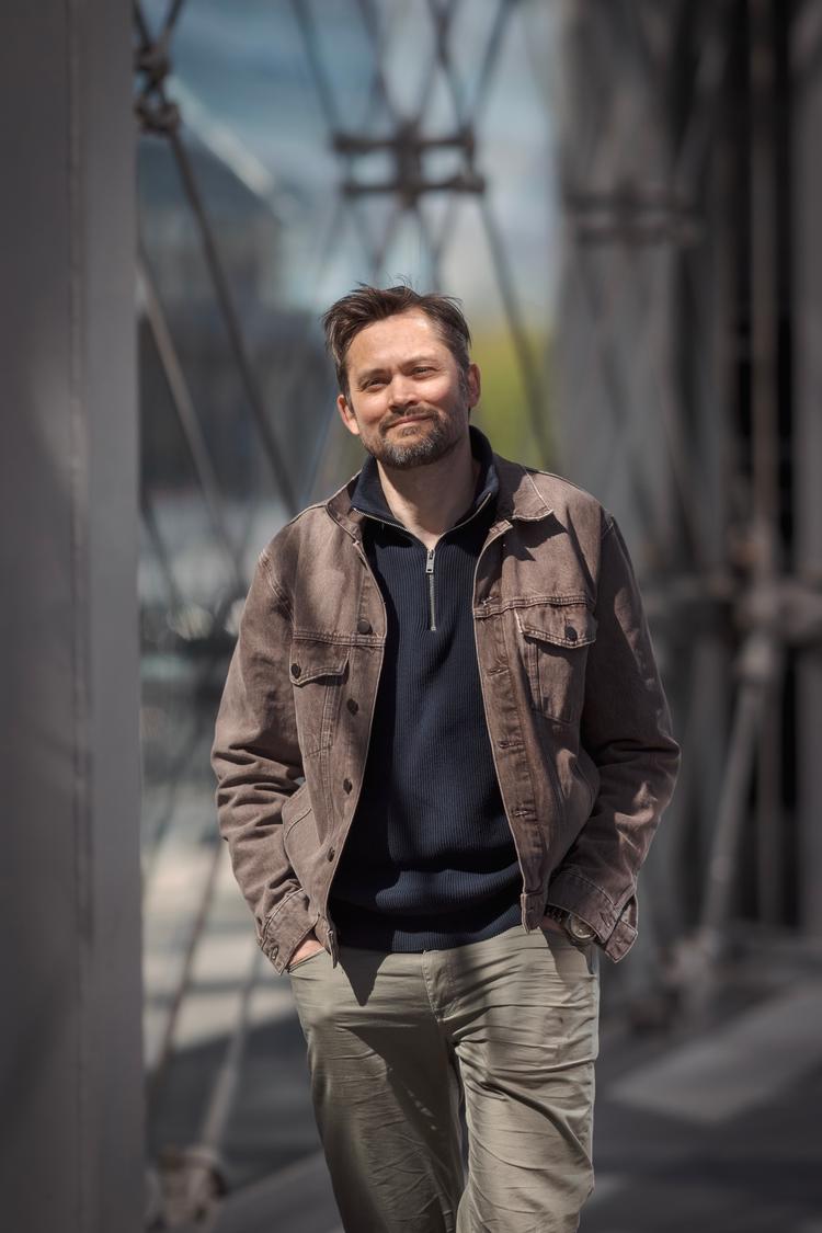 »Når folk først begynder at tale sammen, så kan de godt«, siger Mikael Wandt Laursen fra Frikirkenet. Han inviterer til debat om tro på Folkemødet. Foto: Miriam Dalsgaard