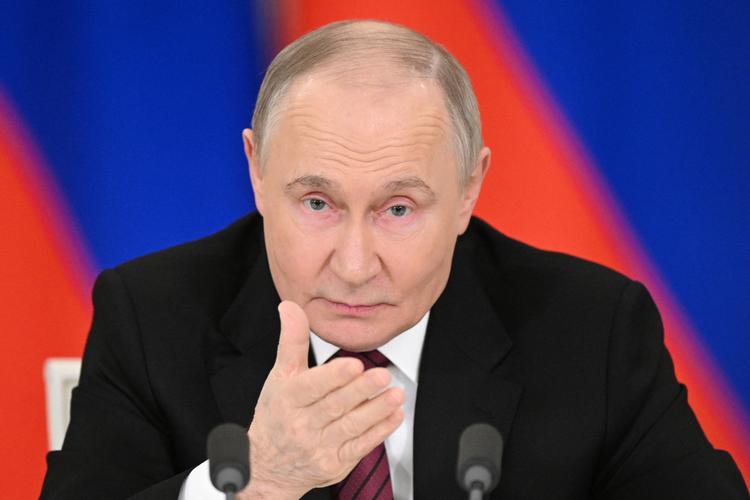 I Putins Rusland er der at dømme ud fra medierne ikke den store tiltro til forslaget om våbenhvileforhandlinger med ukrainerne. Foto: Sergey Bobylev/Ritzau Scanpix
