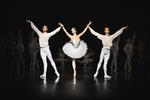 'Etudes' krones af et virtuost trekløver, men snart er Ryan Tomash som soloherren tv. på vej til New City Ballet. På fotoet står han med Holly Dorger og Afonso Coelho, men til premieren var det Emma Riis-Kofoed og Jón Axel Fransson.  Foto: Camilla Winther