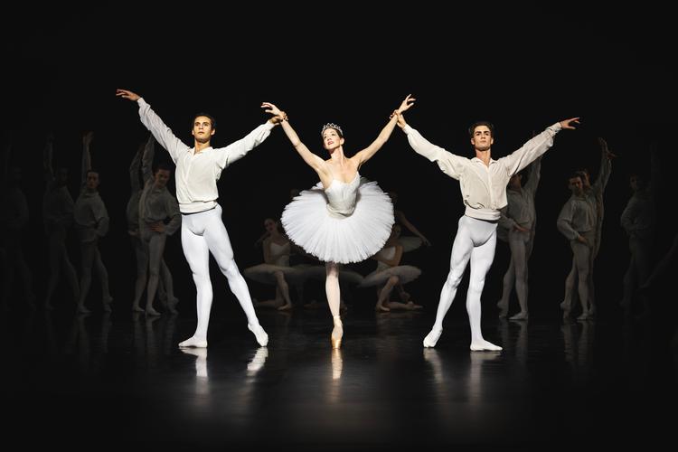 'Etudes' krones af et virtuost trekløver, men snart er Ryan Tomash som soloherren tv. på vej til New City Ballet. På fotoet står han med Holly Dorger og Afonso Coelho, men til premieren var det Emma Riis-Kofoed og Jón Axel Fransson.  Foto: Camilla Winther