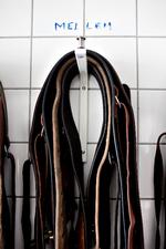 Psykiatriens fikseringsbælter fås i forskellige størrelser. Her er en str. ’mellem’ fotograferet i 2010 på en lukket afdeling på Bispebjerg Hospital. Foto: Miriam Dalsgaard