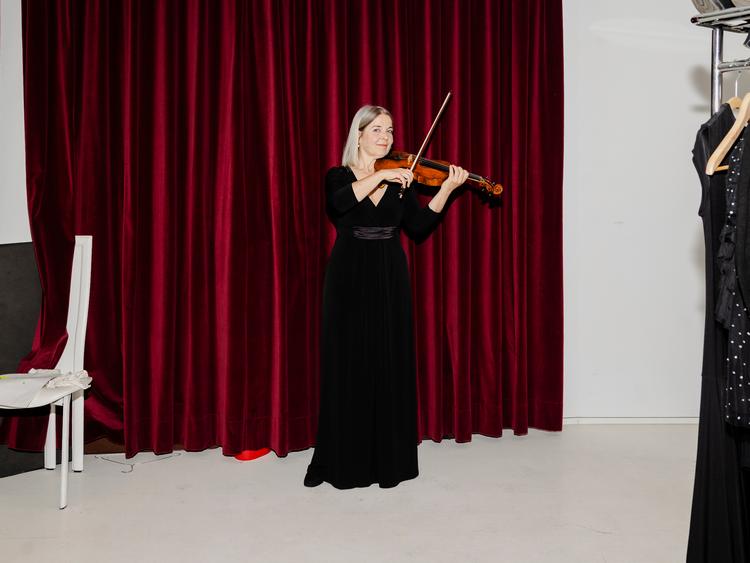 Julie Meile gør sig klar til at levere Beethovens symfoni nr. 7 sammen med resten af DR Symfoniorkestret.  Foto: Anders Holst Pedersen