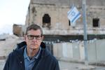 Den britisk-amerikanske journalist og dokumentarist Louis Theroux følger i 'The Settlers' en håndfuld bosættere på Vestbredden. Her er han fotograferet i Hebron.  Foto: Mindhouse