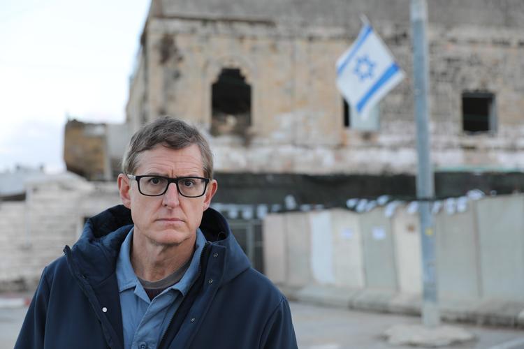 Den britisk-amerikanske journalist og dokumentarist Louis Theroux følger i 'The Settlers' en håndfuld bosættere på Vestbredden. Her er han fotograferet i Hebron.  Foto: Mindhouse
