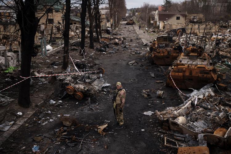 En ukrainsk soldat ved en af gaderne i Butja efter russernes retræte fra byen. Foto: Felipe Dana/Ritzau Scanpix