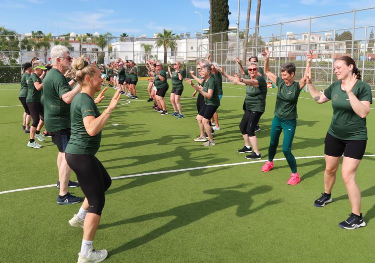 Rejser, hvor man danser (her på Cypern), cykler, vandrer, dyrker yoga, surfer og meget andet fylder mere og mere i rejsebureauernes udbud af rejser. Foto: Judith Betak