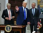 Donald Trump vinker efter at have sat sin underskrift på dekretet om lavere medicinpriser. Foto: Jim Watson/Ritzau Scanpix