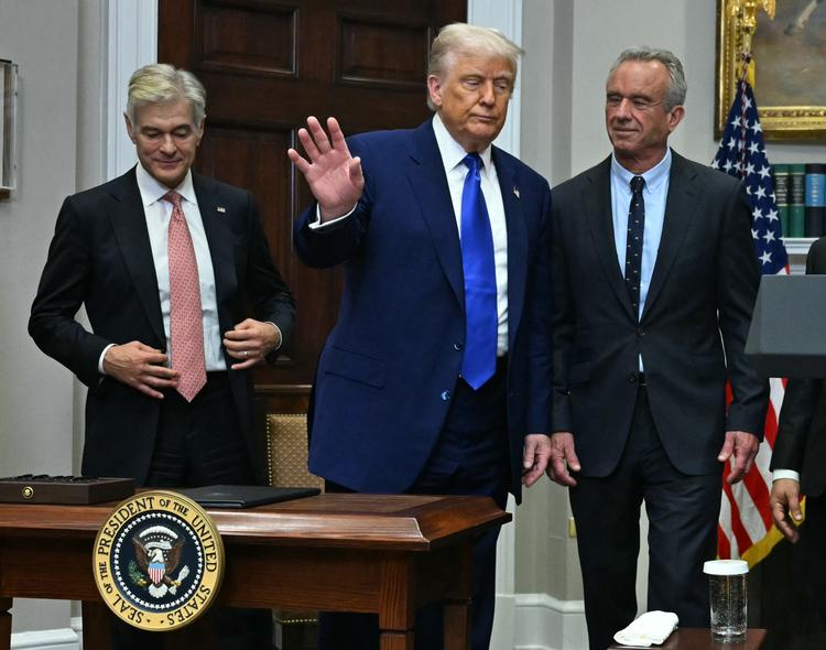 Donald Trump vinker efter at have sat sin underskrift på dekretet om lavere medicinpriser. Foto: Jim Watson/Ritzau Scanpix