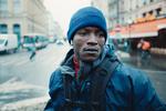 Abou Sangaré blev en sensation i Cannes sidste år, da den guineanske mekaniker debuterede som skuespiller og vandt en pris i rollen som immigrant og cykelbud i 'Souleymane's Story'. Han vandt også en pris ved European Film Awards i Schweiz, men kunne ikke modtage den, fordi han som fransk immigrant ikke havde fået sit visum endnu.  Foto: Reel Pictures