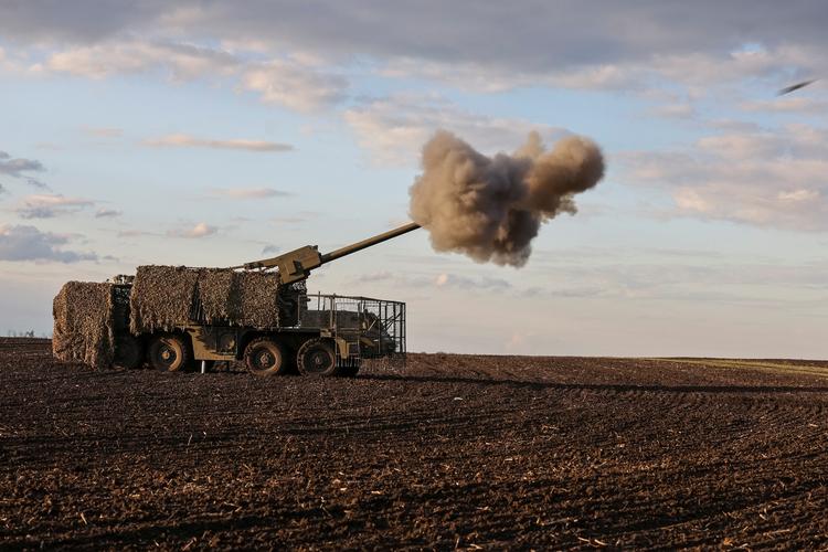 Ukrainsk artilleri beskyder besættelsesstyrkernes stillinger nær Kupjansk. Foto: Rfe/rl/serhii Nuzhnenko/Ritzau Scanpix